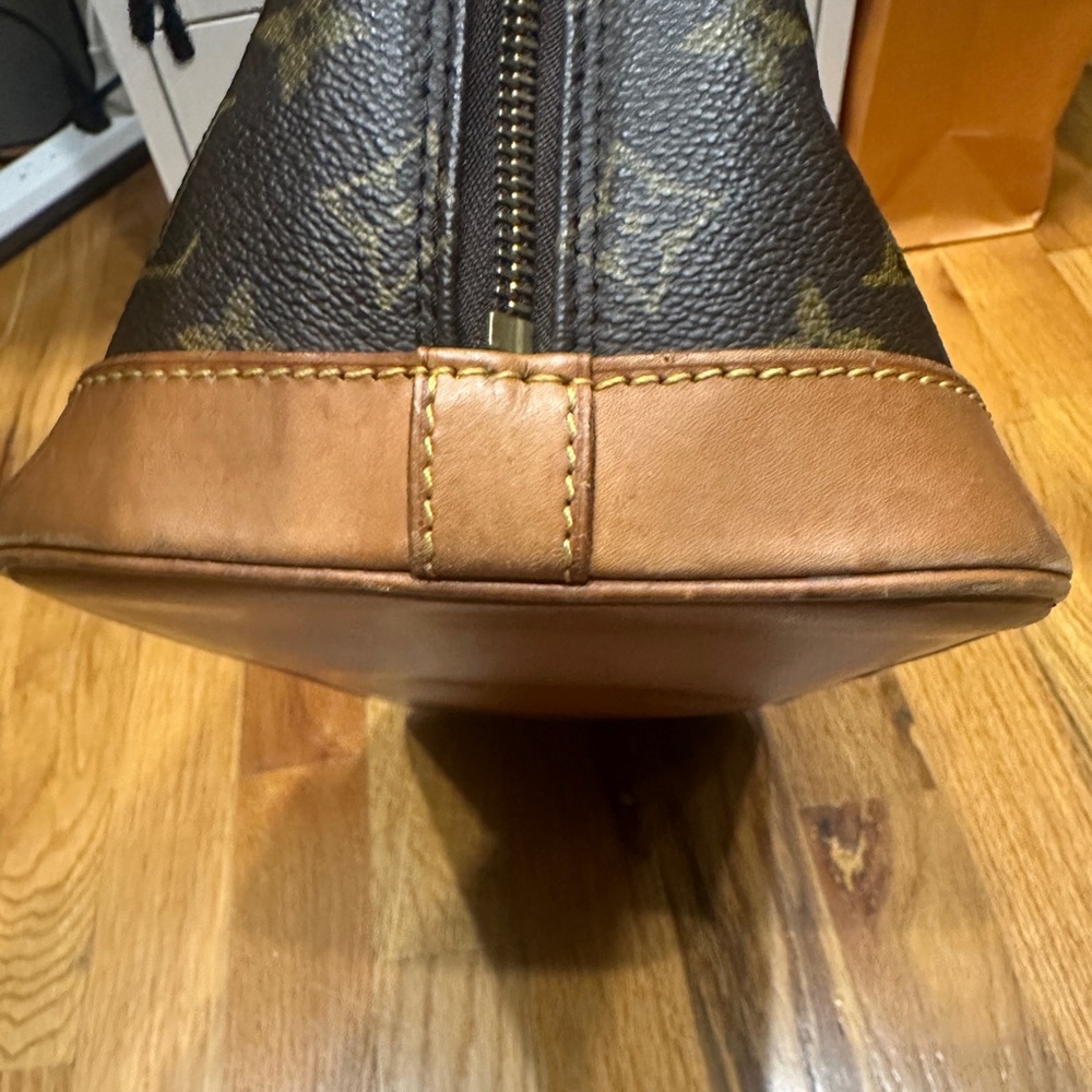 AUTHENTIC LOUIS VUITTON Alma PM Vintage Handbag - Picture 6 of 16